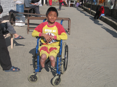 Dhanbahdur met nieuwe rolstoel