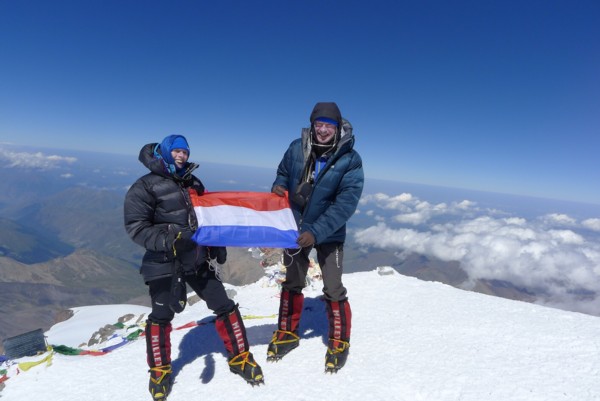 Ans en Alex Bijlsma op de top van de Elbroes