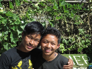 Dawa (links) met zijn vriend Tashi Sherpa