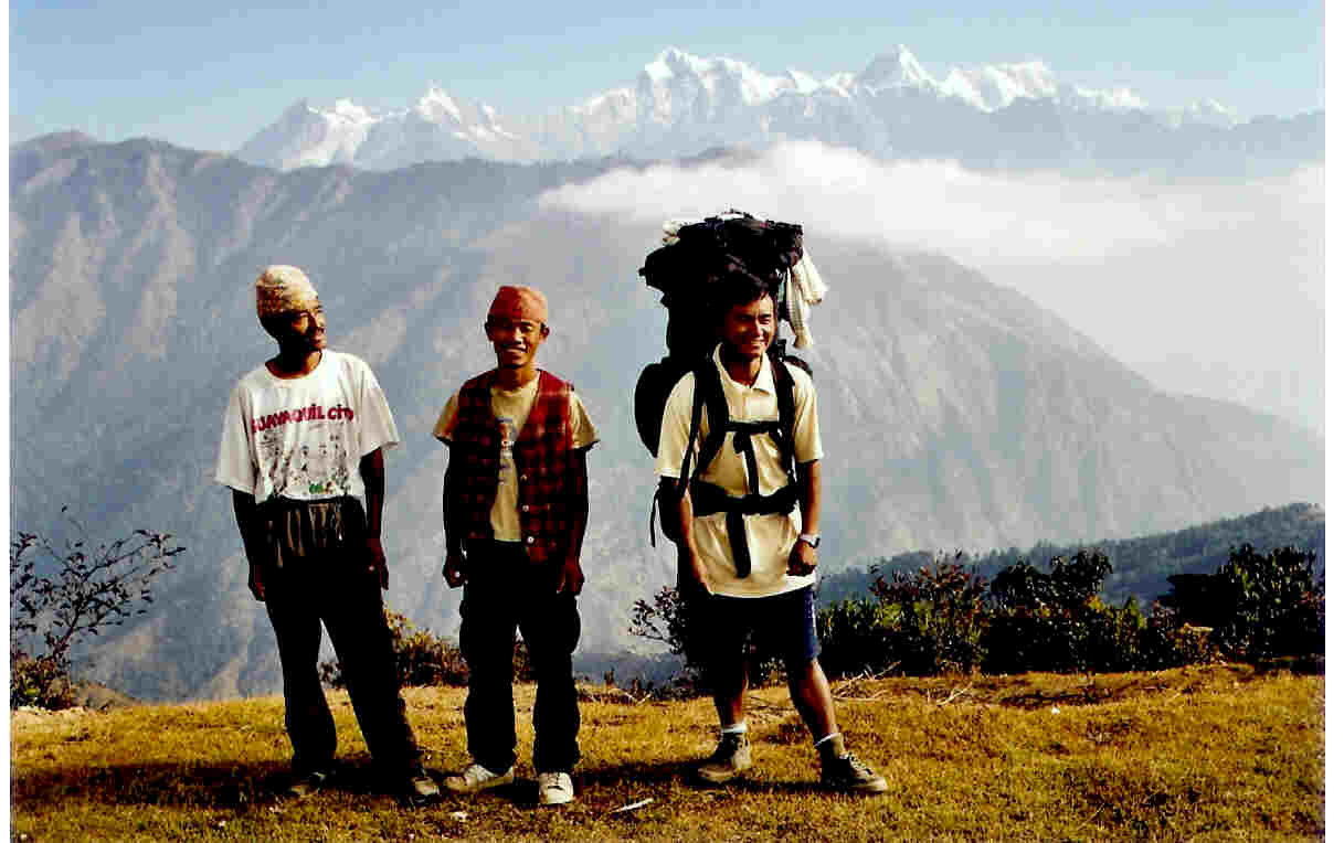 Pasangh, Tharka en Thiren op weg, medisch kamp 2003